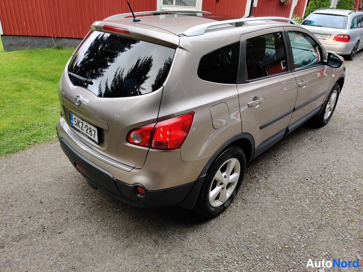 Beige Nissan Qashqai+2 2009, snett bakifrån, bild 14