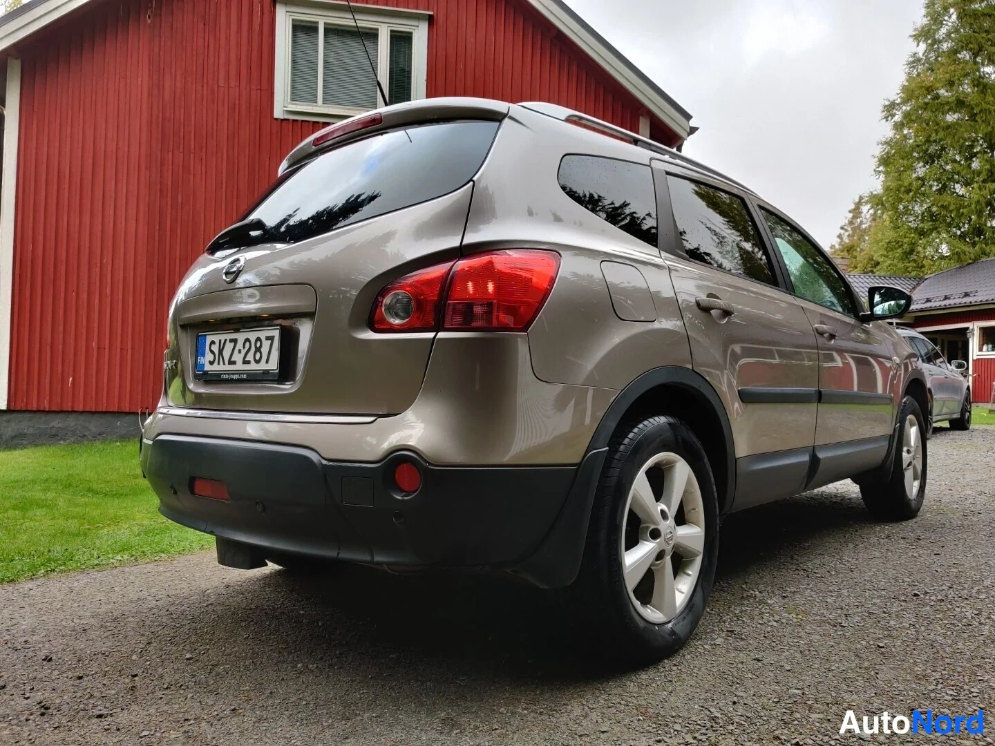Beige Nissan Qashqai+2 2009, snett bakifrån, bild 18