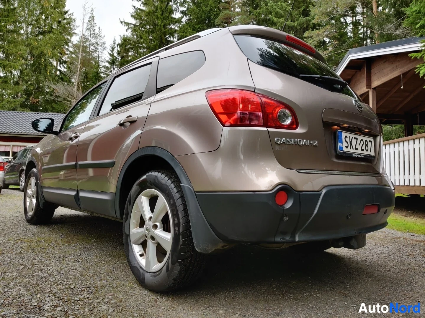 Beige Nissan Qashqai+2 2009, snett bakifrån, bild 19