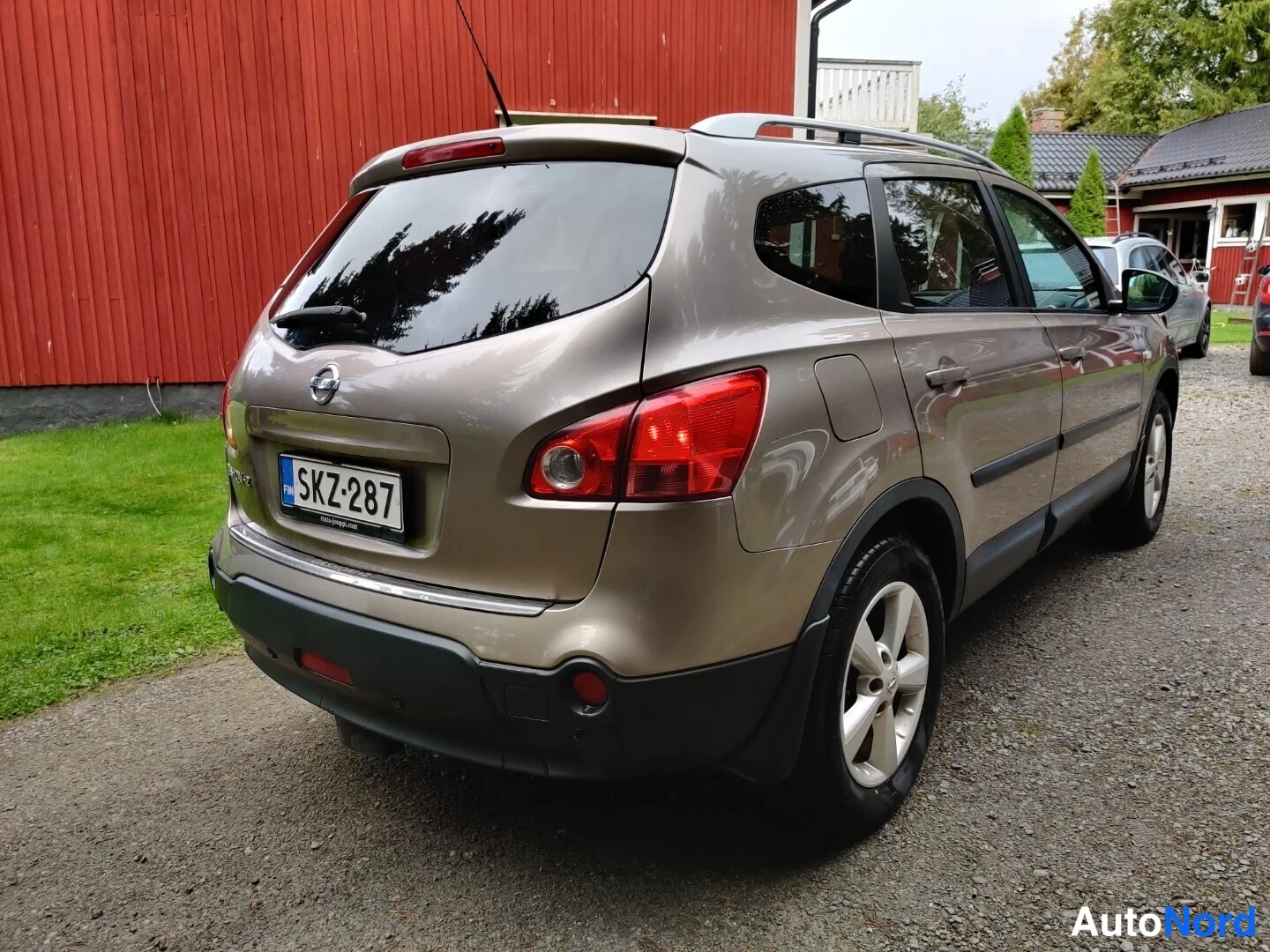 Beige Nissan Qashqai+2 2009, snett bakifrån, bild 20