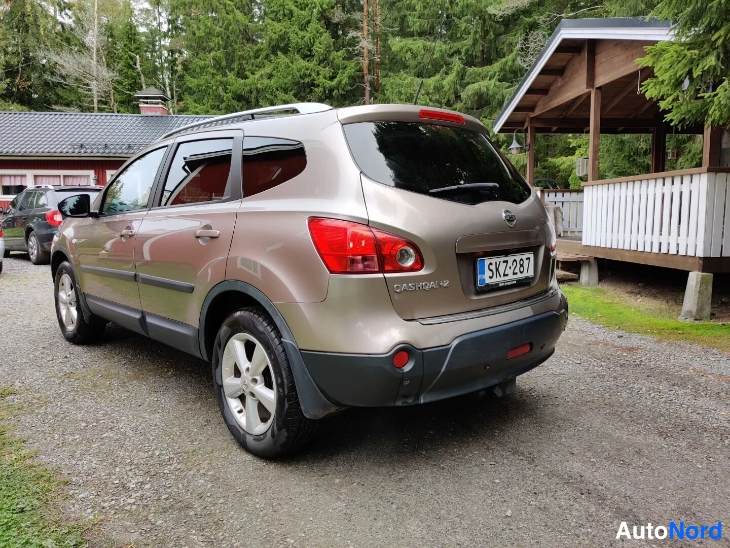 Beige Nissan Qashqai+2 2009, snett bakifrån, bild 21