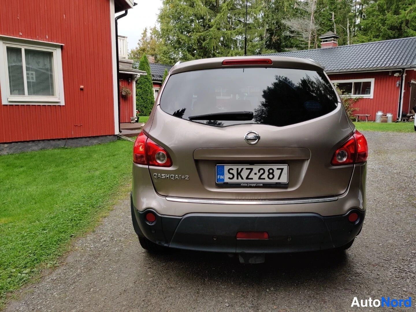 Beige Nissan Qashqai+2 2009, bakifrån, bild 22