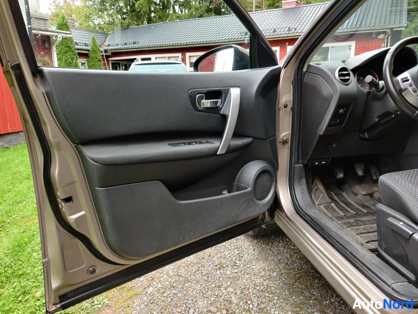 Beige Nissan Qashqai+2 2009, förarplats, bild 25
