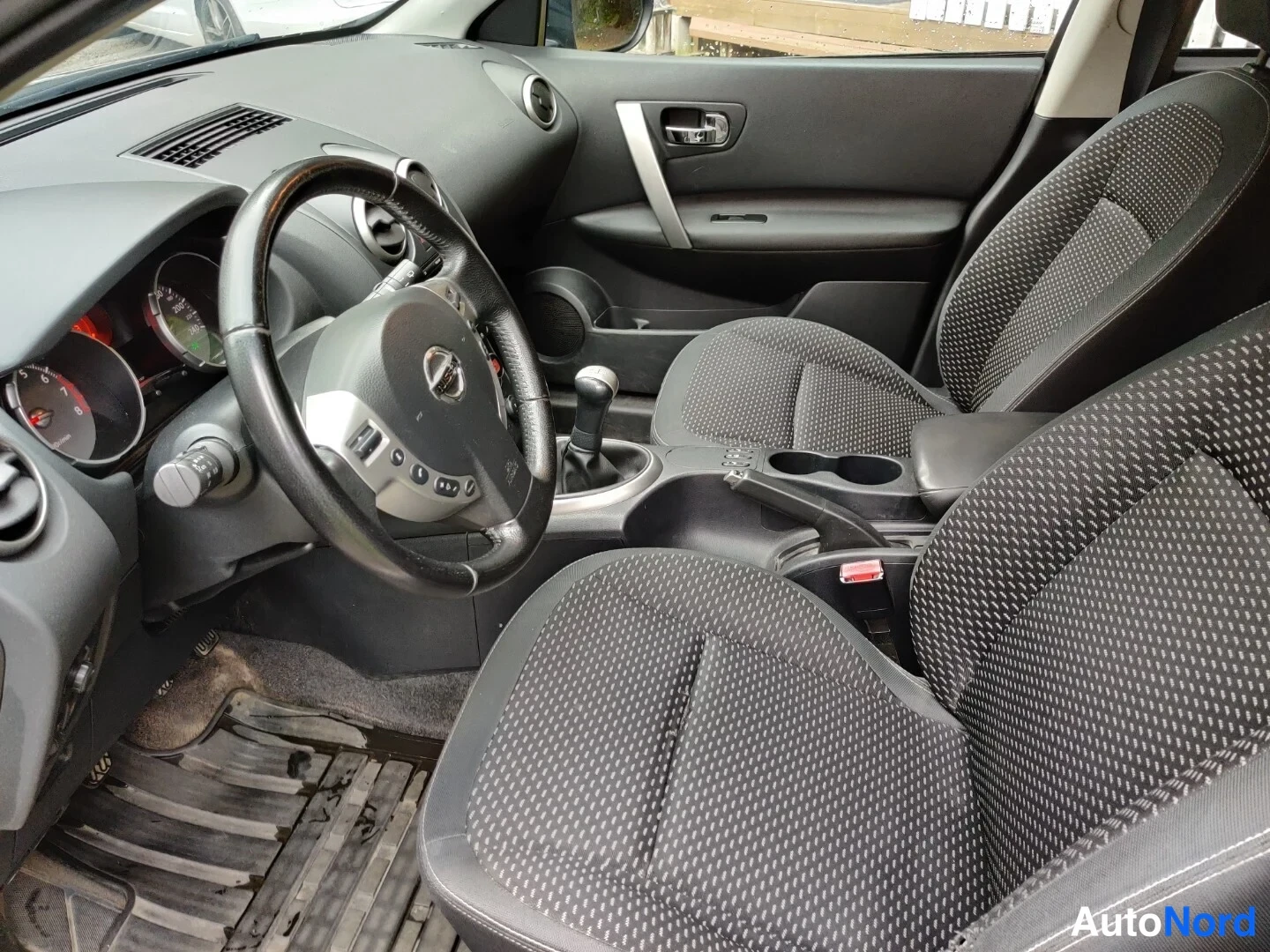 Beige Nissan Qashqai+2 2009, förarplats, bild 28