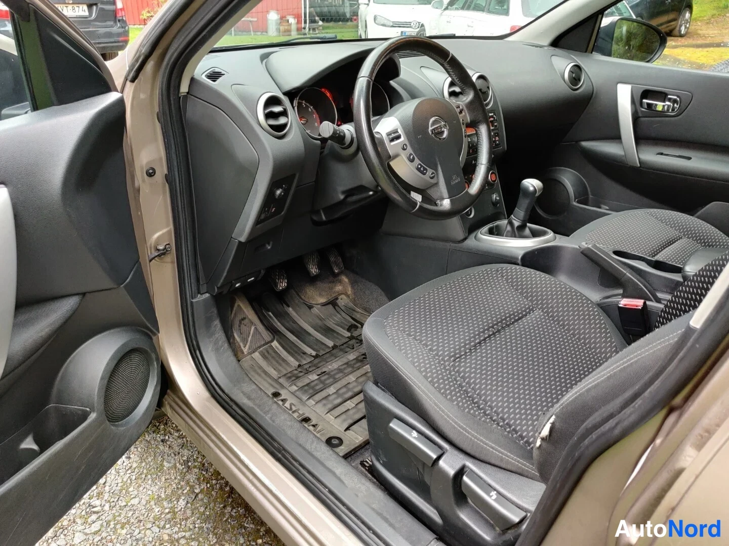 Beige Nissan Qashqai+2 2009, förarplats, bild 29