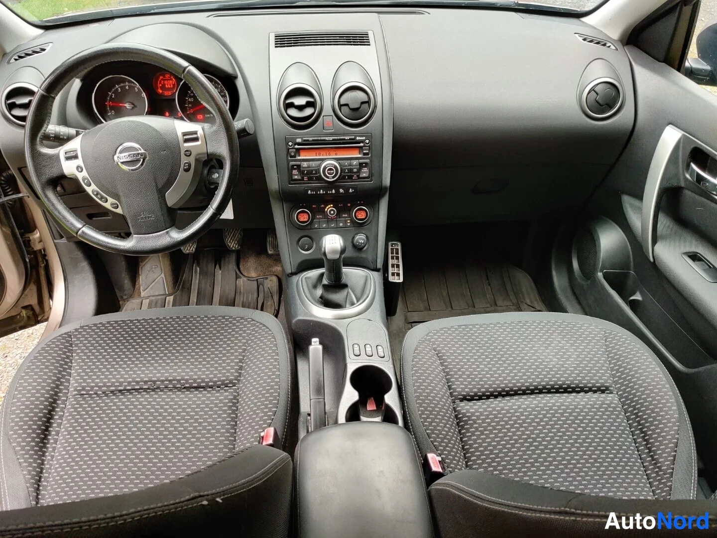 Beige Nissan Qashqai+2 2009, förarplats, bild 26