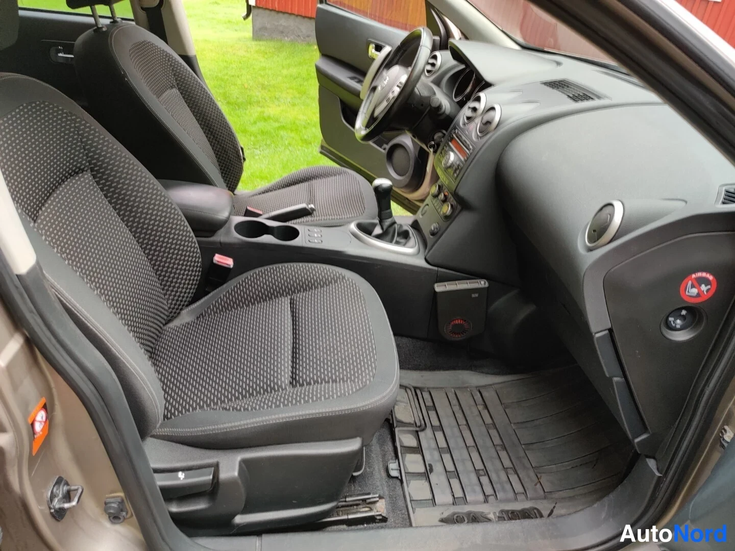 Beige Nissan Qashqai+2 2009, framsäten, bild 30