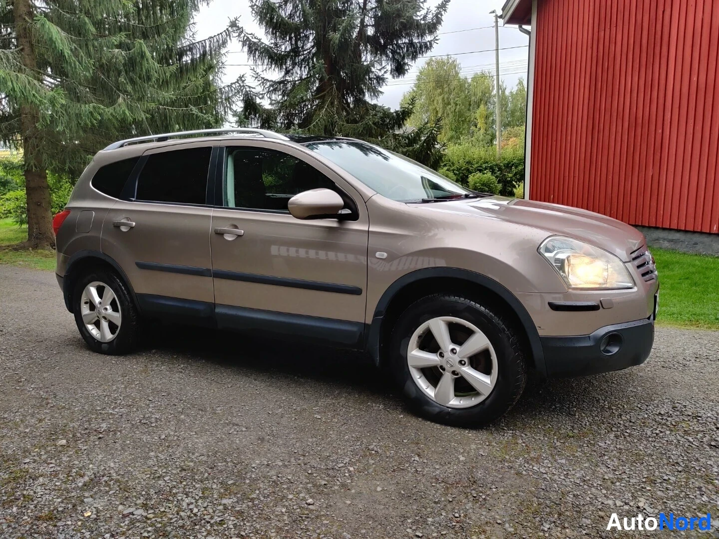Beige Nissan Qashqai+2 2009, snett framifrån, fronten åt höger, bild 6