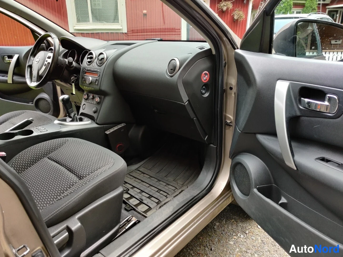 Beige Nissan Qashqai+2 2009, förarplats, bild 27