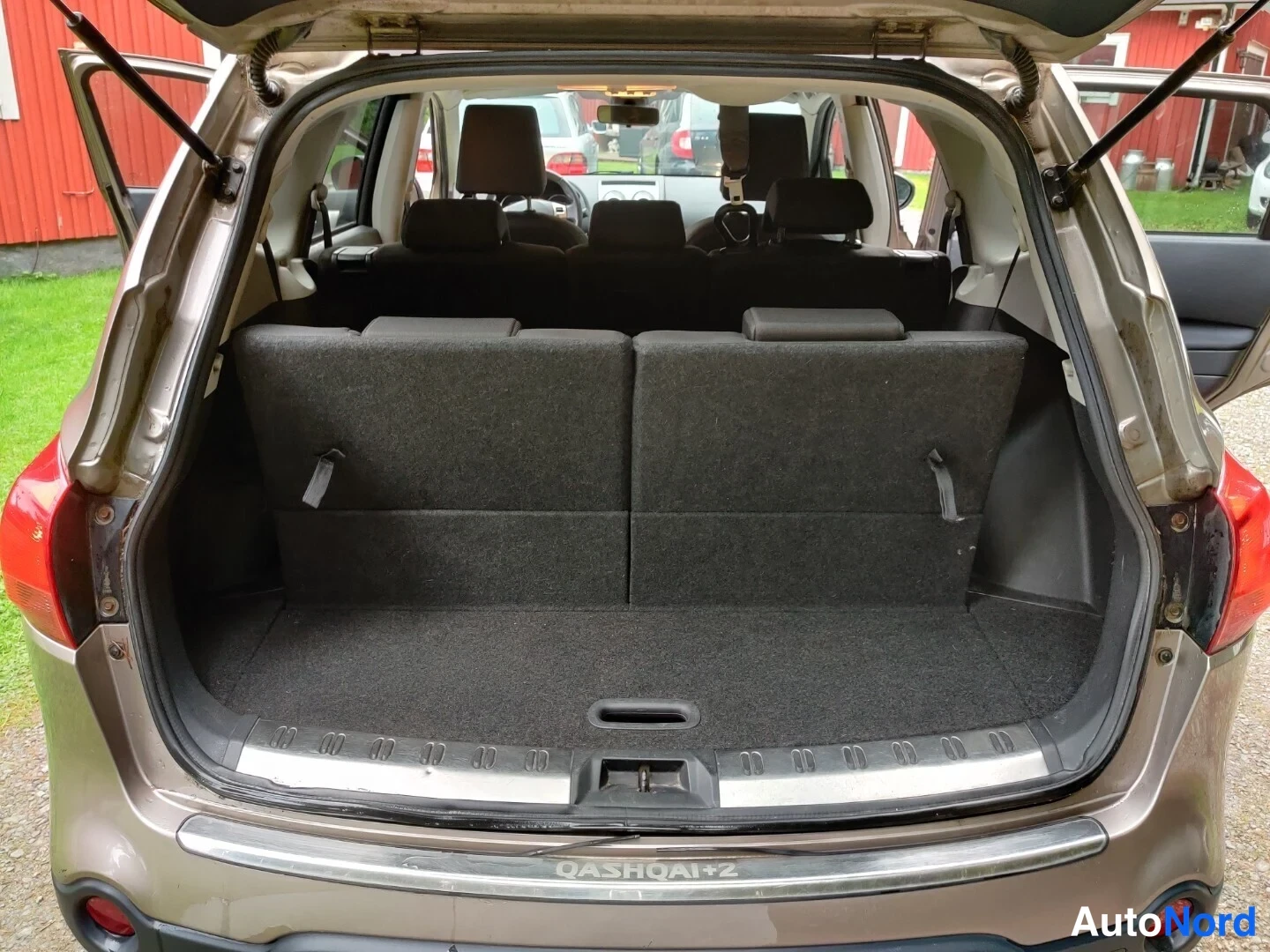 Beige Nissan Qashqai+2 2009, bagageutrymme, bild 34