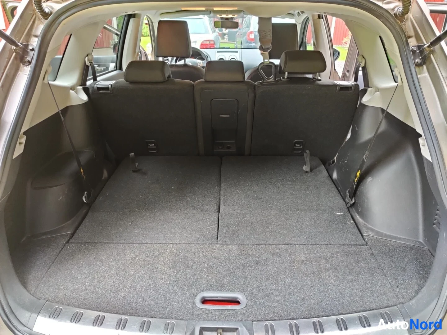 Beige Nissan Qashqai+2 2009, bagageutrymme, bild 35