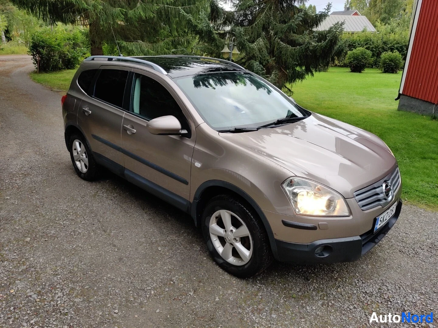 Beige Nissan Qashqai+2 2009, snett bakifrån, bild 13