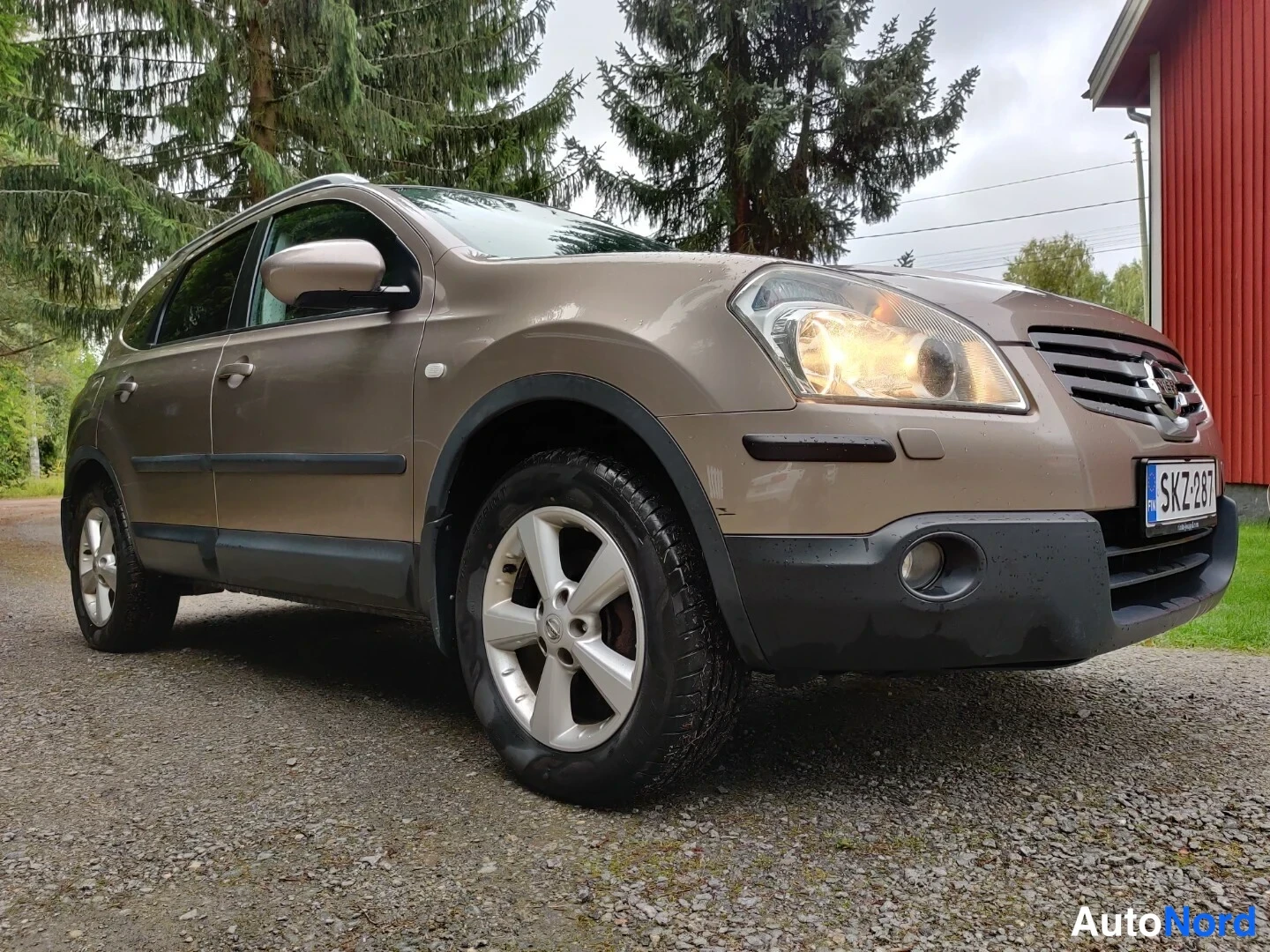 Beige Nissan Qashqai+2 2009, snett framifrån, fronten åt höger, bild 7