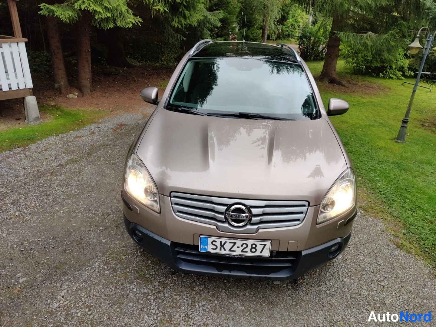 Beige Nissan Qashqai+2 2009, framifrån, bild 10