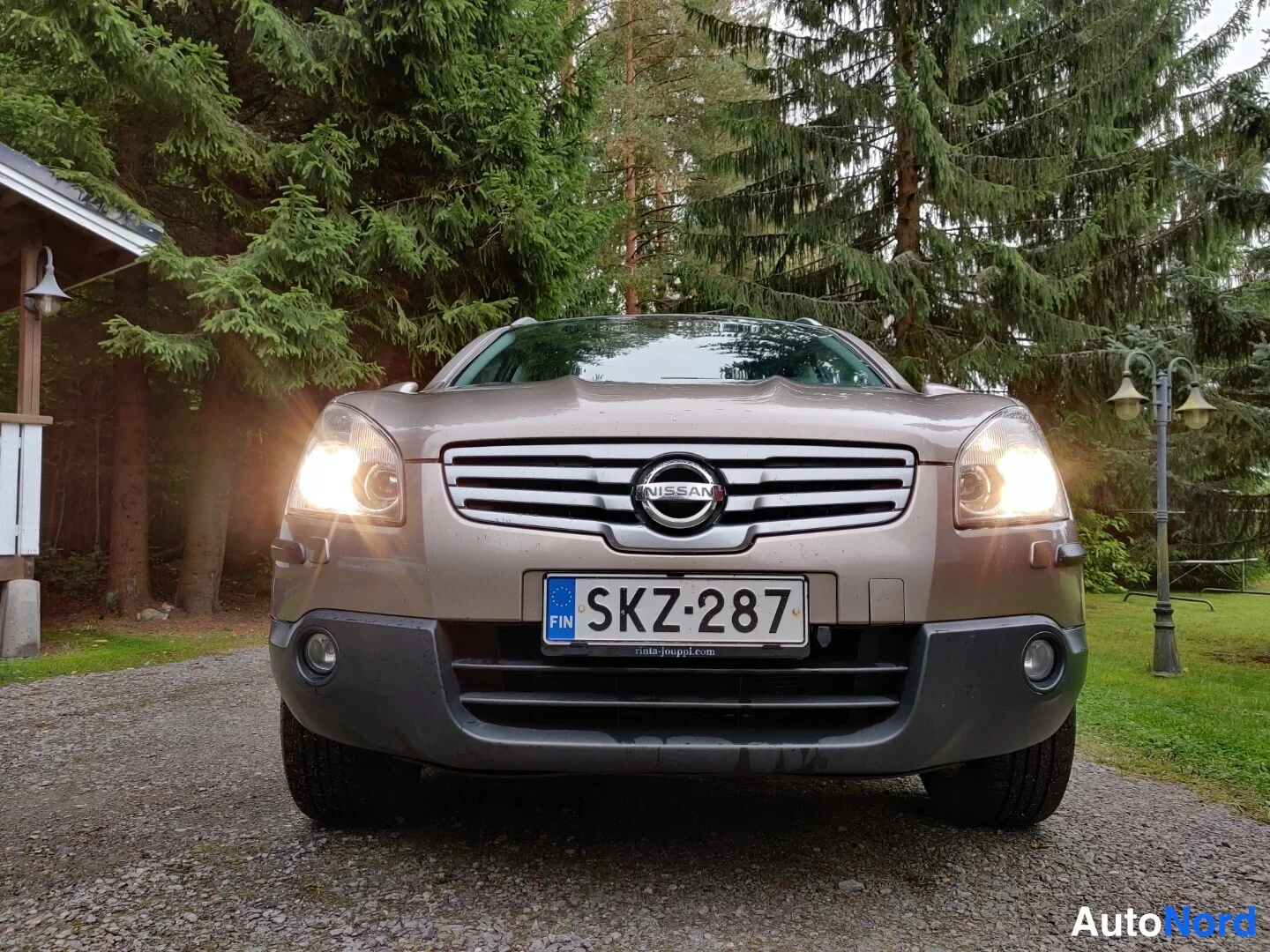 Beige Nissan Qashqai+2 2009, framifrån, bild 11