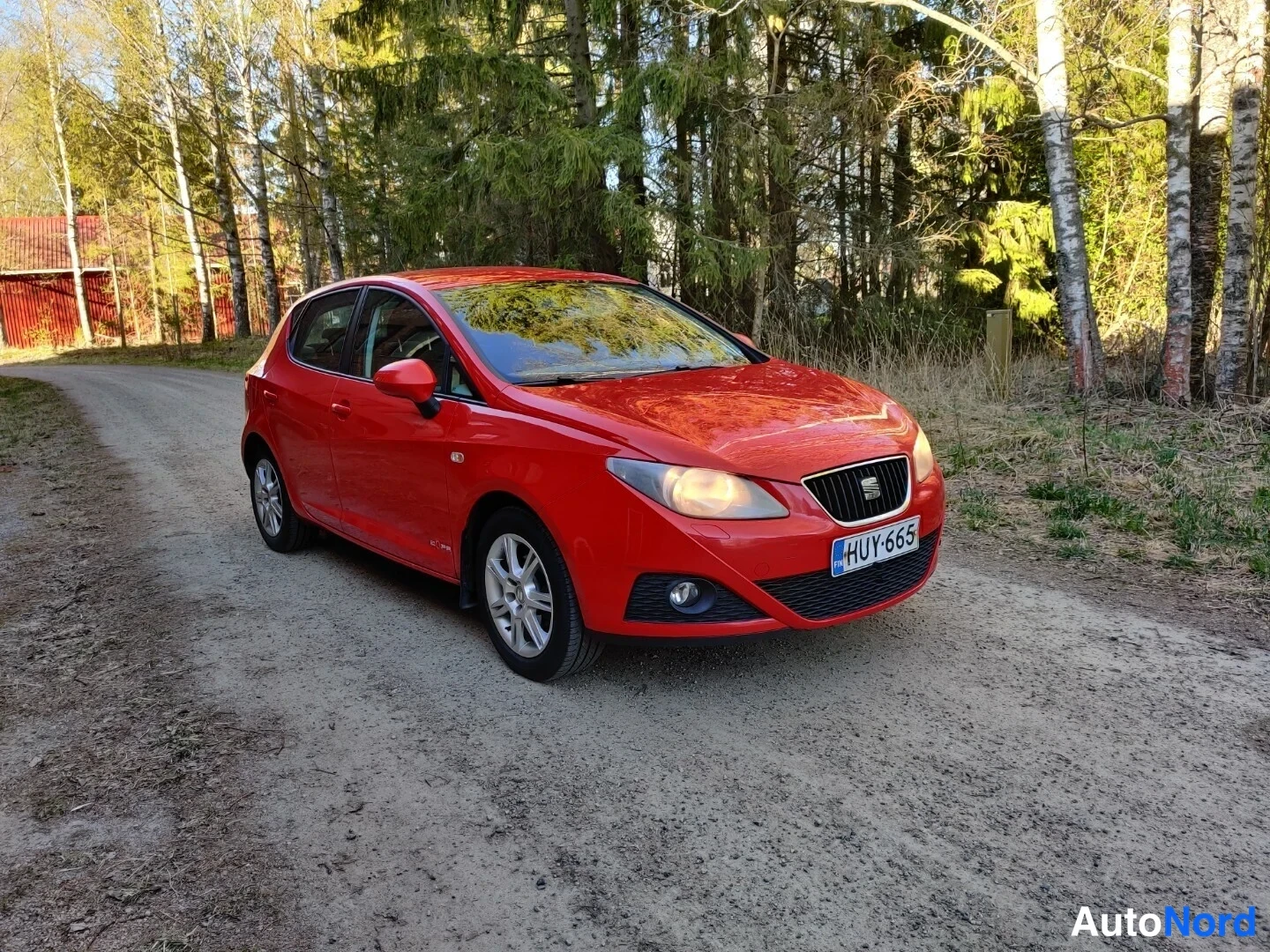 Punainen Seat Ibiza 2011, etuviisto, keula oikealle, kuva 4