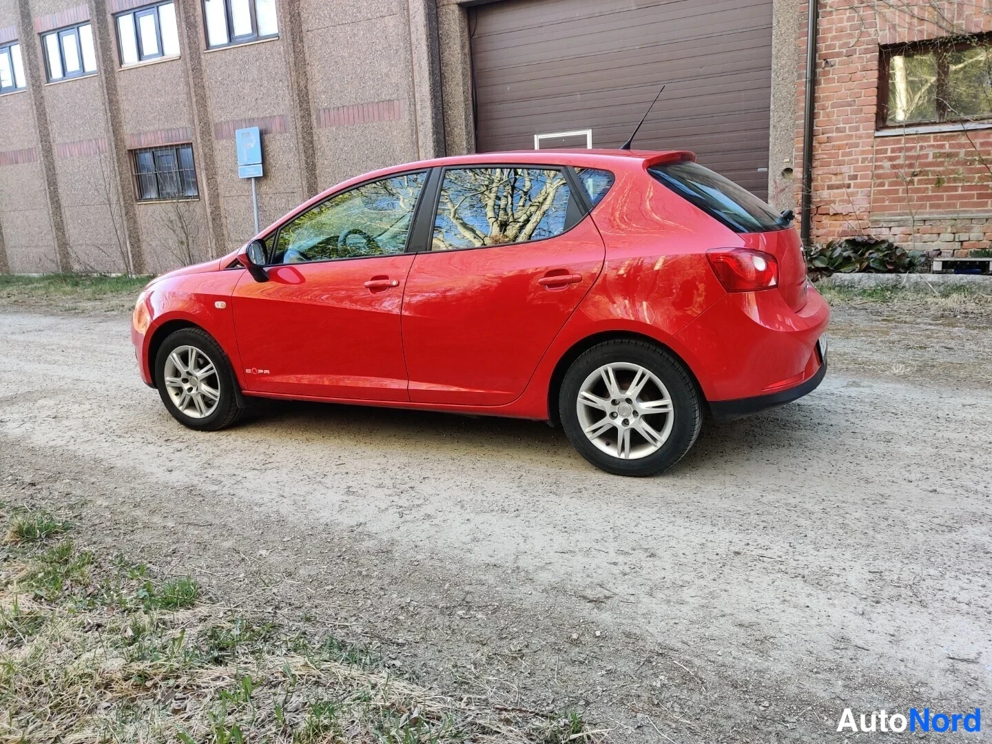 Punainen Seat Ibiza 2011, takaviisto, kuva 11