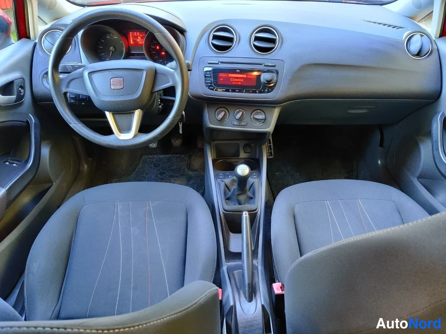 Punainen Seat Ibiza 2011, ohjaamo, kuva 19