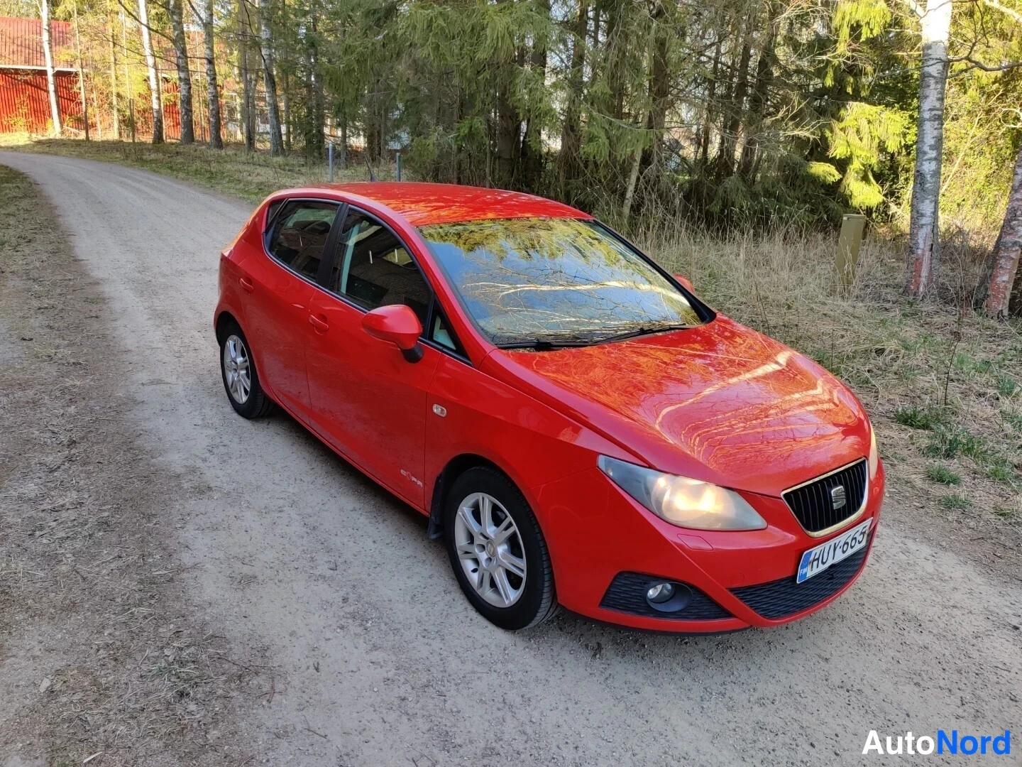 Punainen Seat Ibiza 2011, etuviisto, keula oikealle, kuva 5