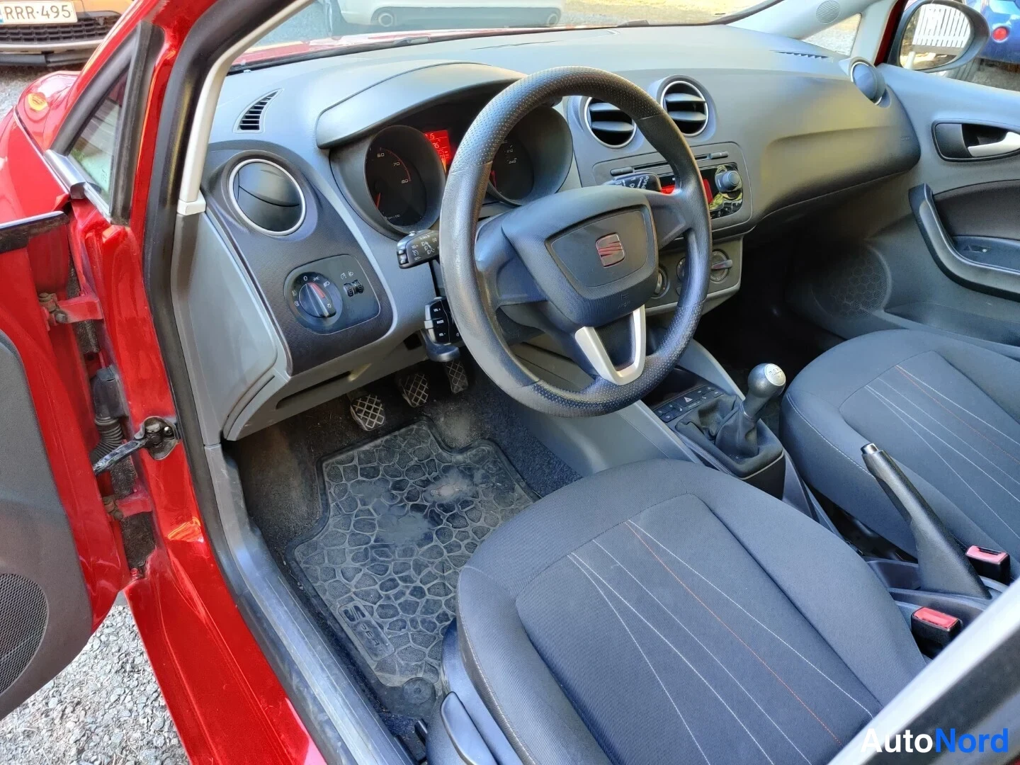 Punainen Seat Ibiza 2011, ohjaamo, kuva 20