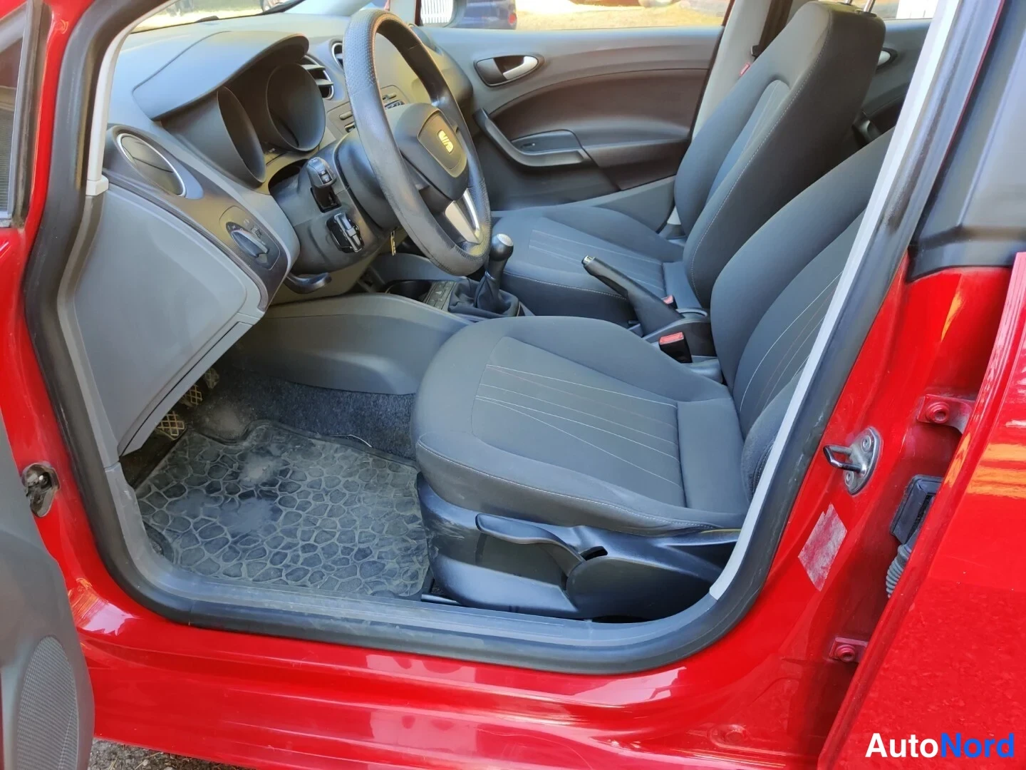 Punainen Seat Ibiza 2011, ohjaamo, kuva 21