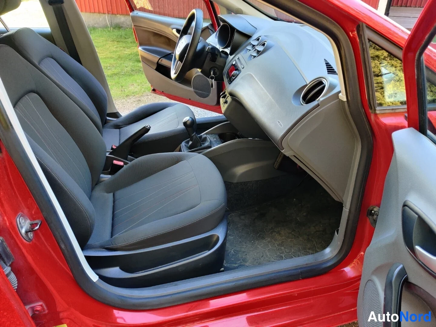 Punainen Seat Ibiza 2011, ohjaamo, kuva 22