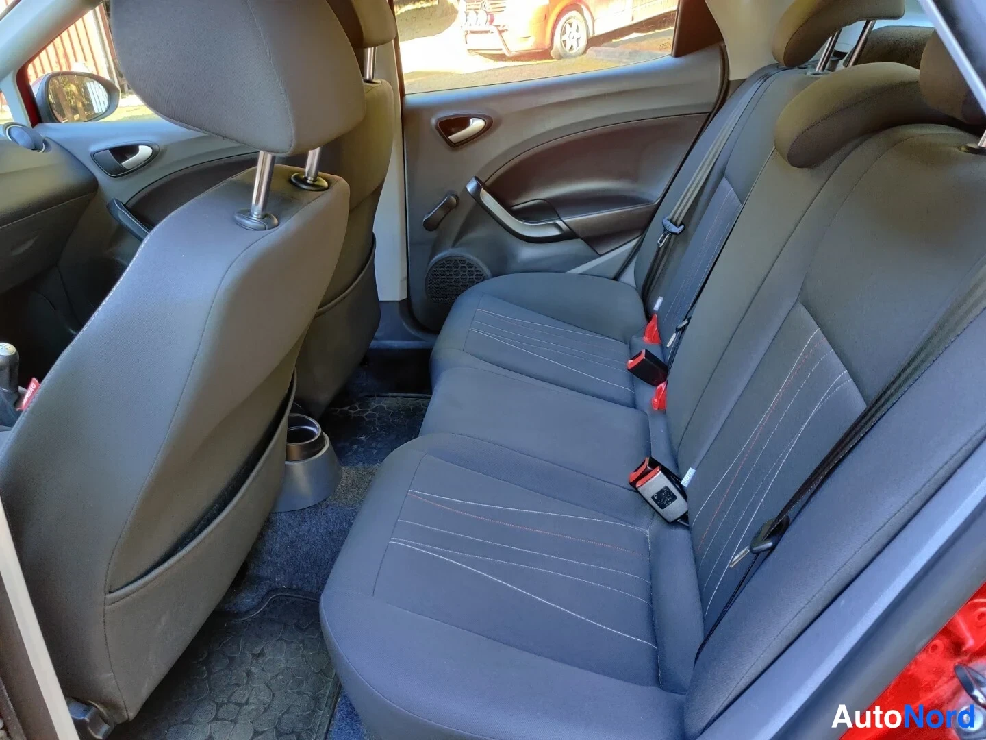 Punainen Seat Ibiza 2011, takaistuimet, kuva 25