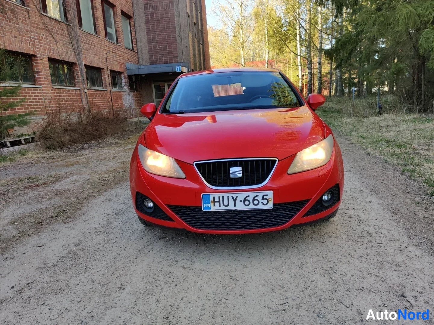 Punainen Seat Ibiza 2011, edestä, kuva 7