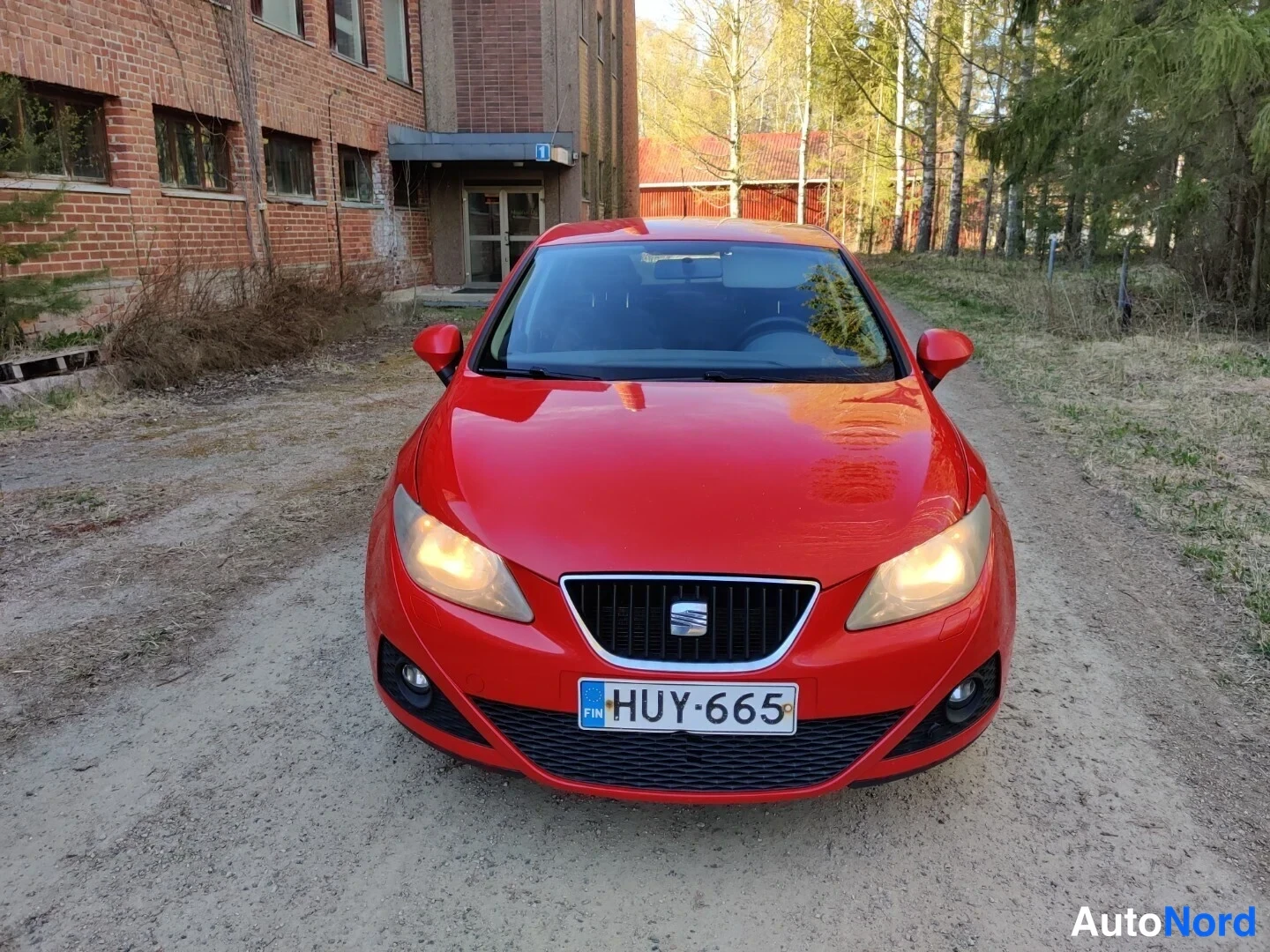 Punainen Seat Ibiza 2011, edestä, kuva 8