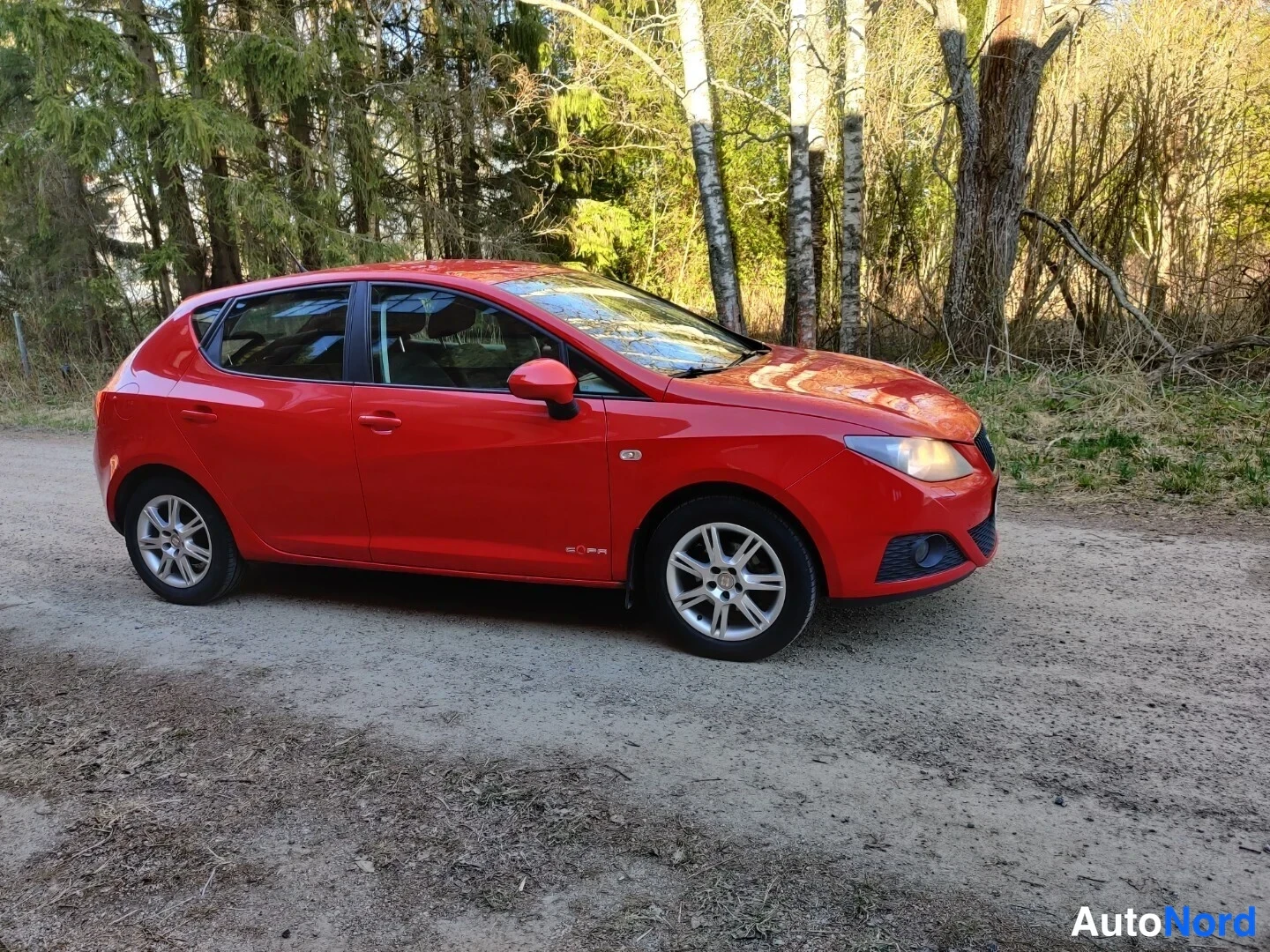 Punainen Seat Ibiza 2011, etuviisto, keula oikealle, kuva 6
