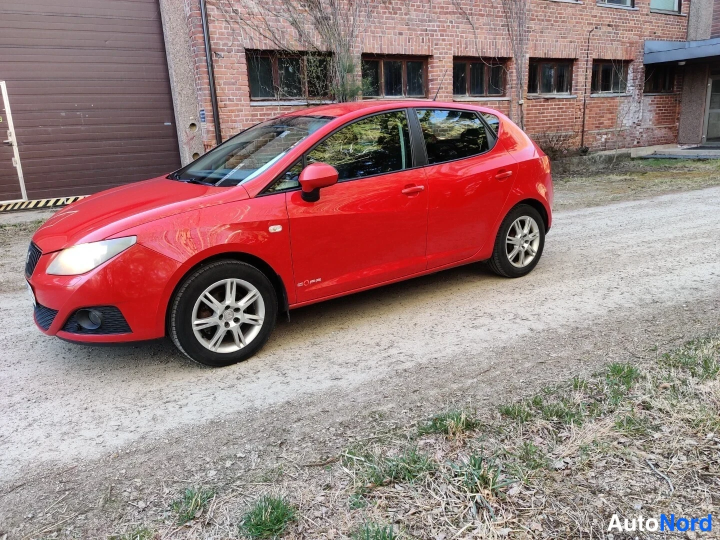 Punainen Seat Ibiza 2011, etuviisto, keula vasemmalle, kuva 3