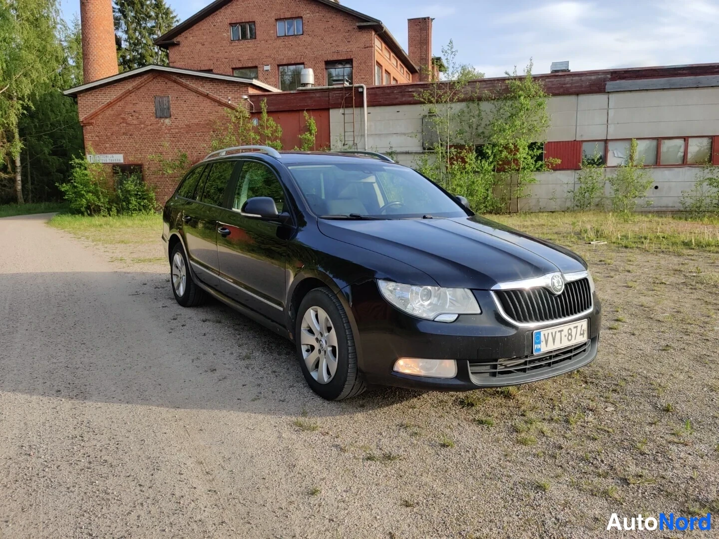 Musta Skoda Superb 2011, etuviisto, keula vasemmalle, kuva 2