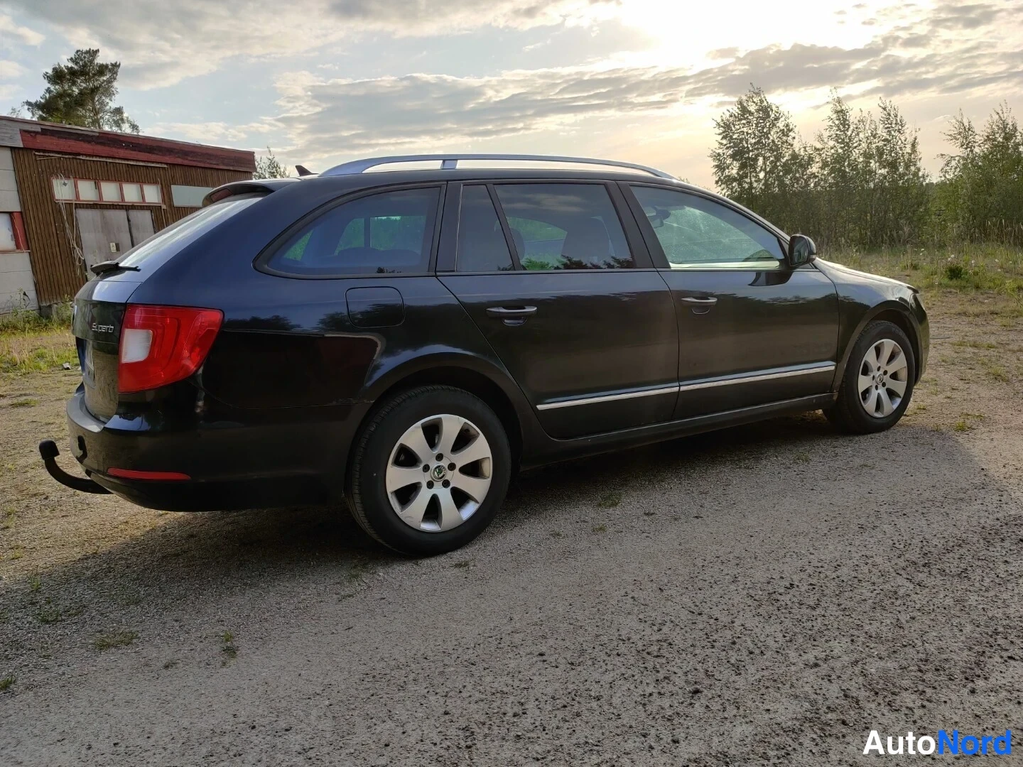 Musta Skoda Superb 2011, takaviisto, kuva 13