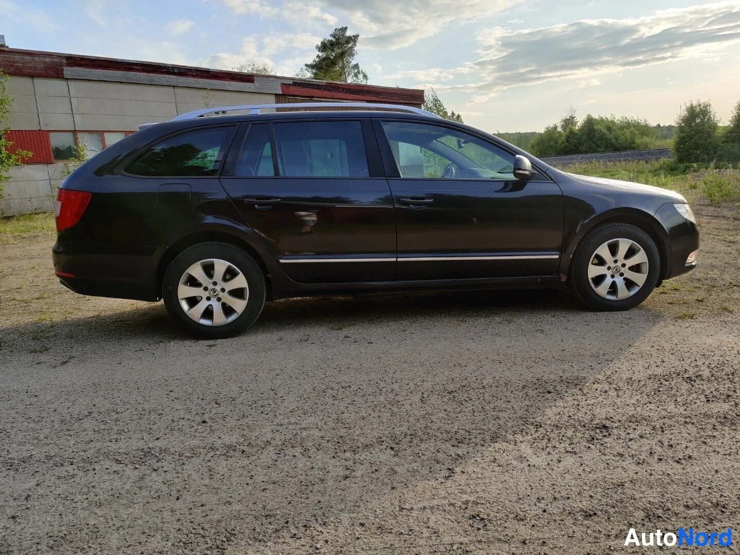 Musta Skoda Superb 2011, takaviisto, kuva 14