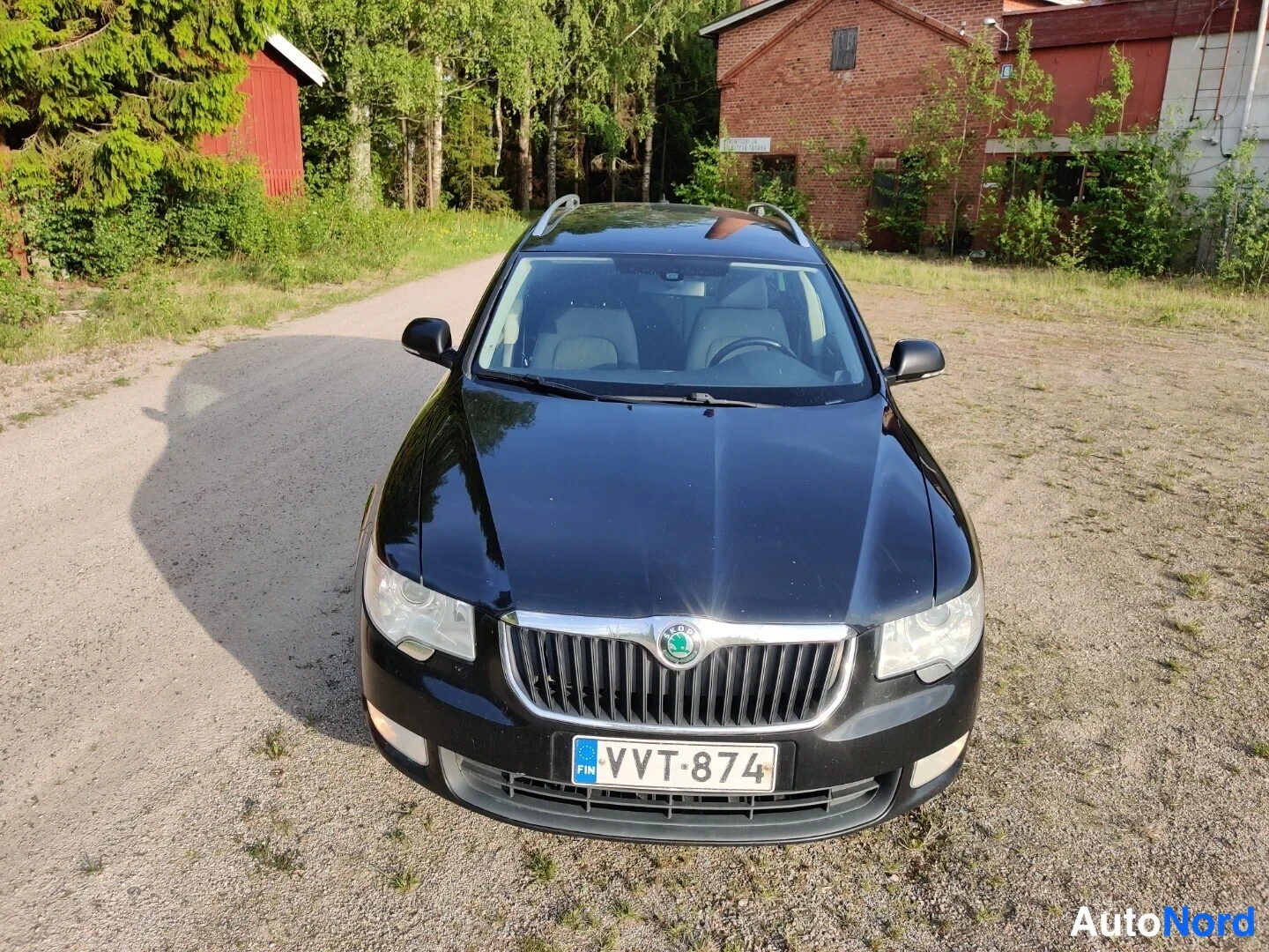 Musta Skoda Superb 2011, edestä, kuva 11