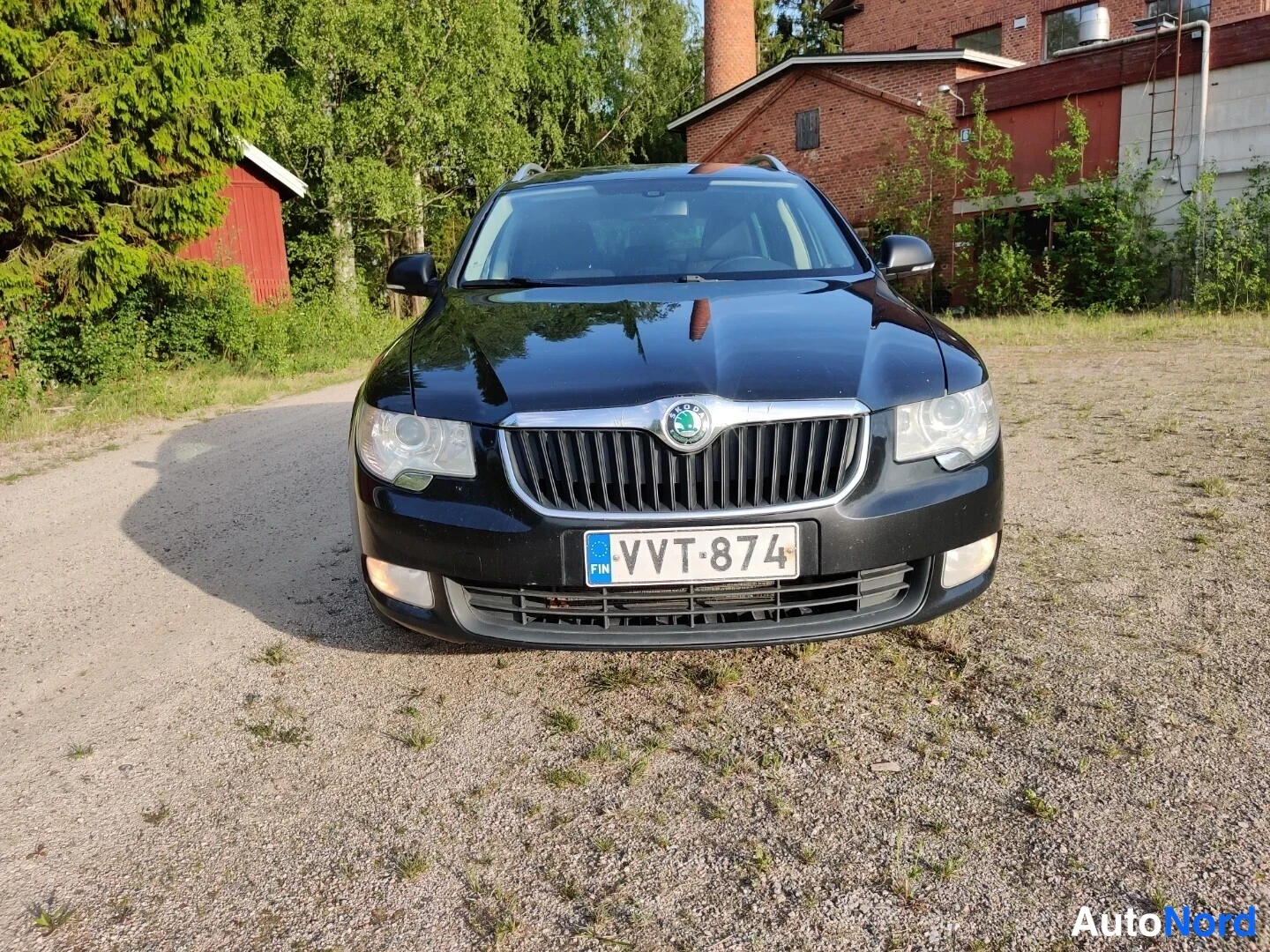 Musta Skoda Superb 2011, edestä, kuva 12