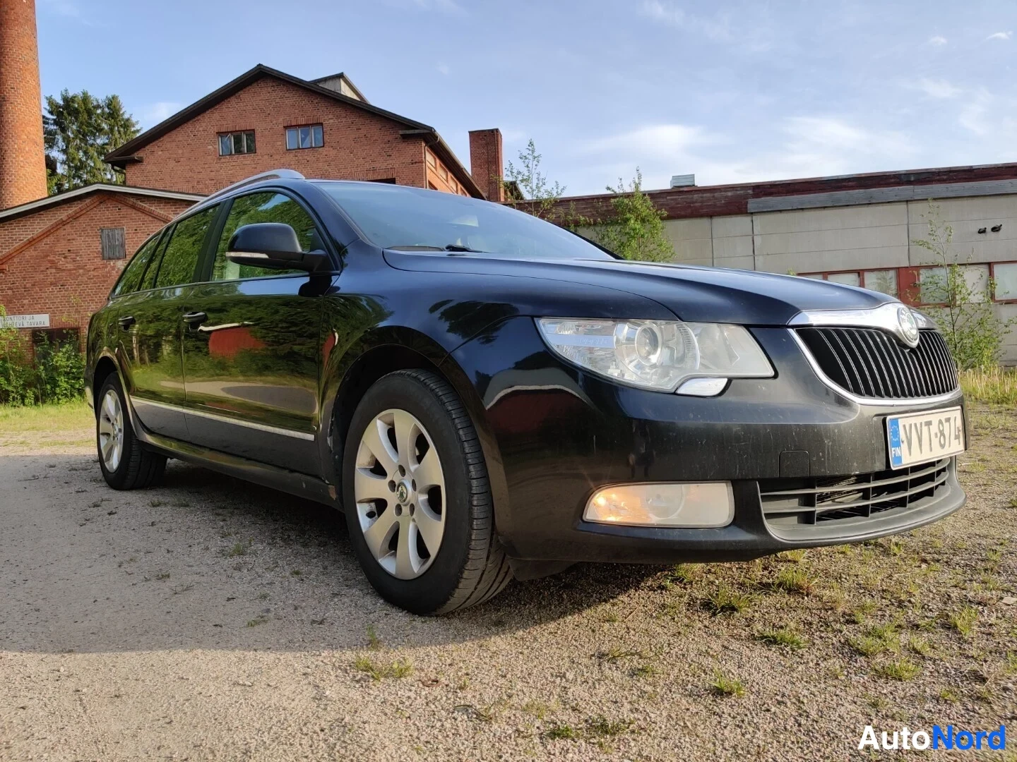 Musta Skoda Superb 2011, etuviisto, keula vasemmalle, kuva 3