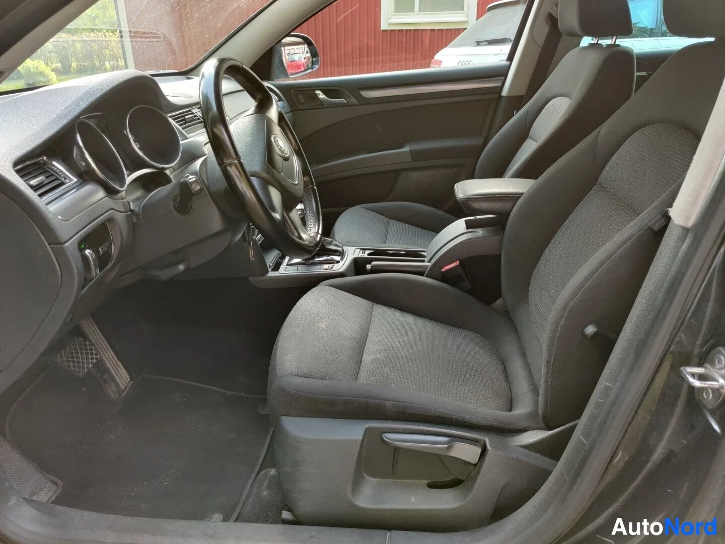 Musta Skoda Superb 2011, ohjaamo, kuva 23