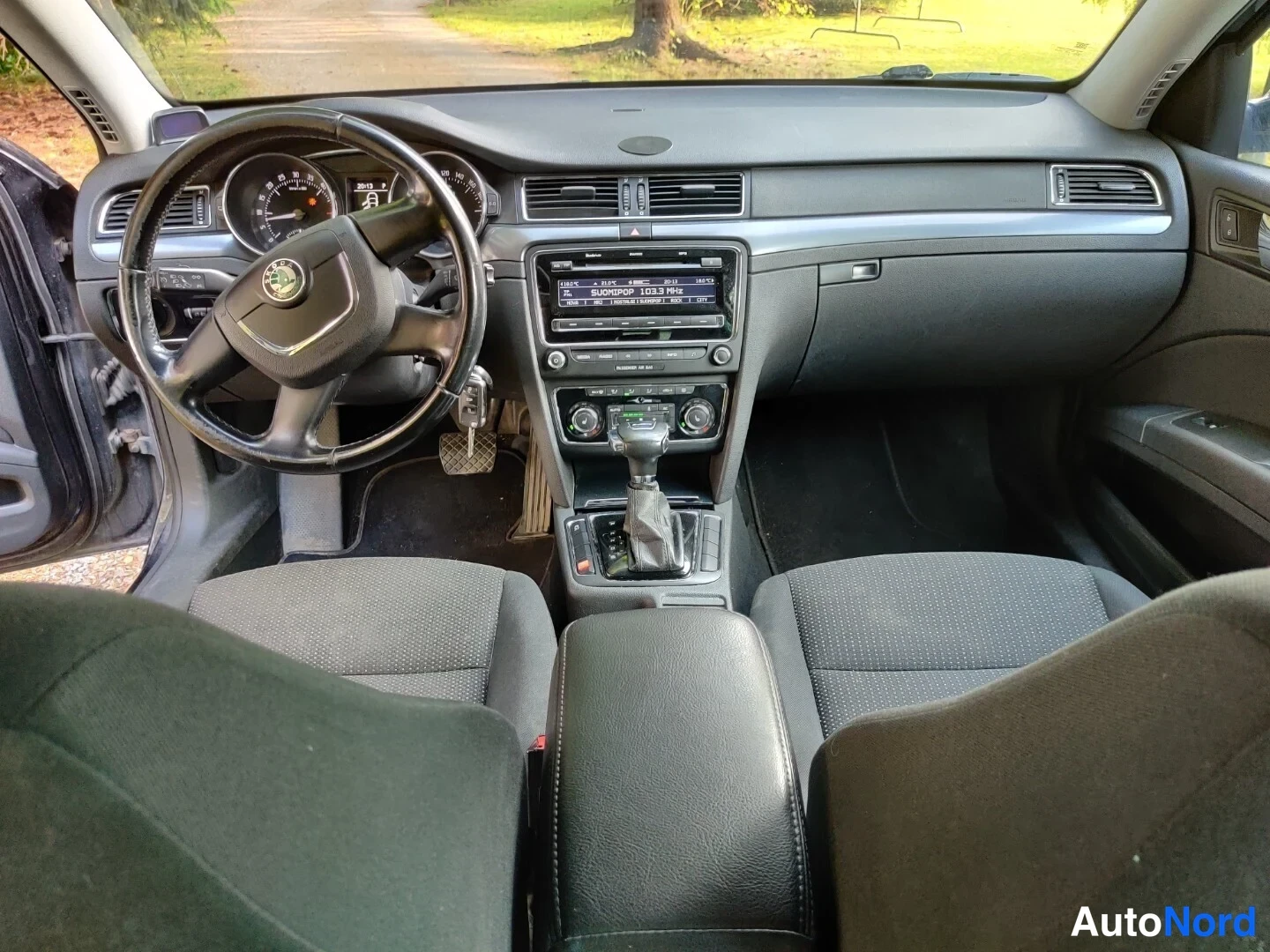 Musta Skoda Superb 2011, ohjaamo, kuva 24