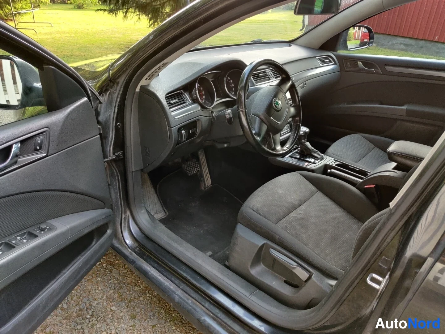 Musta Skoda Superb 2011, ohjaamo, kuva 25