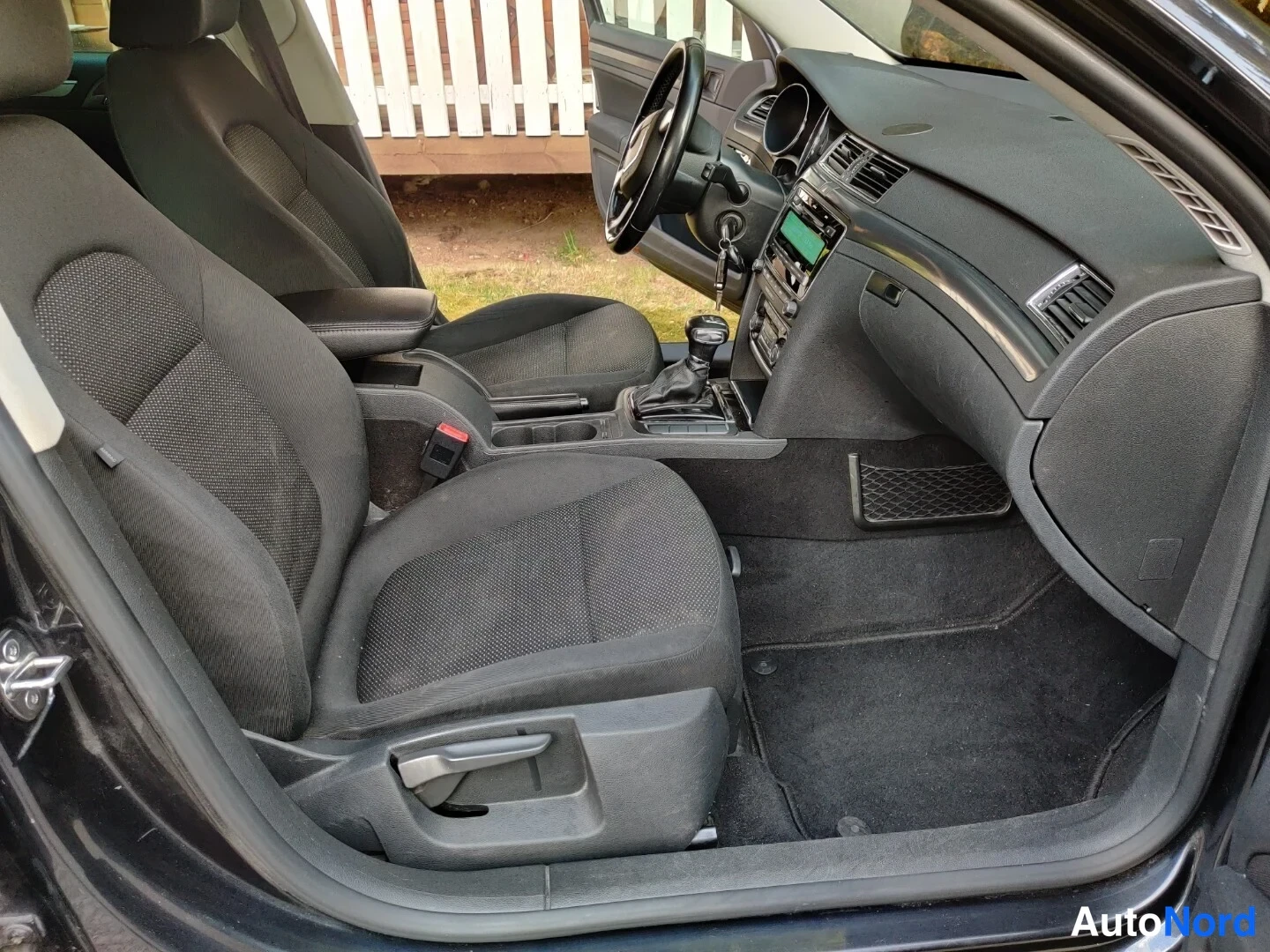 Musta Skoda Superb 2011, etuistuimet, kuva 27