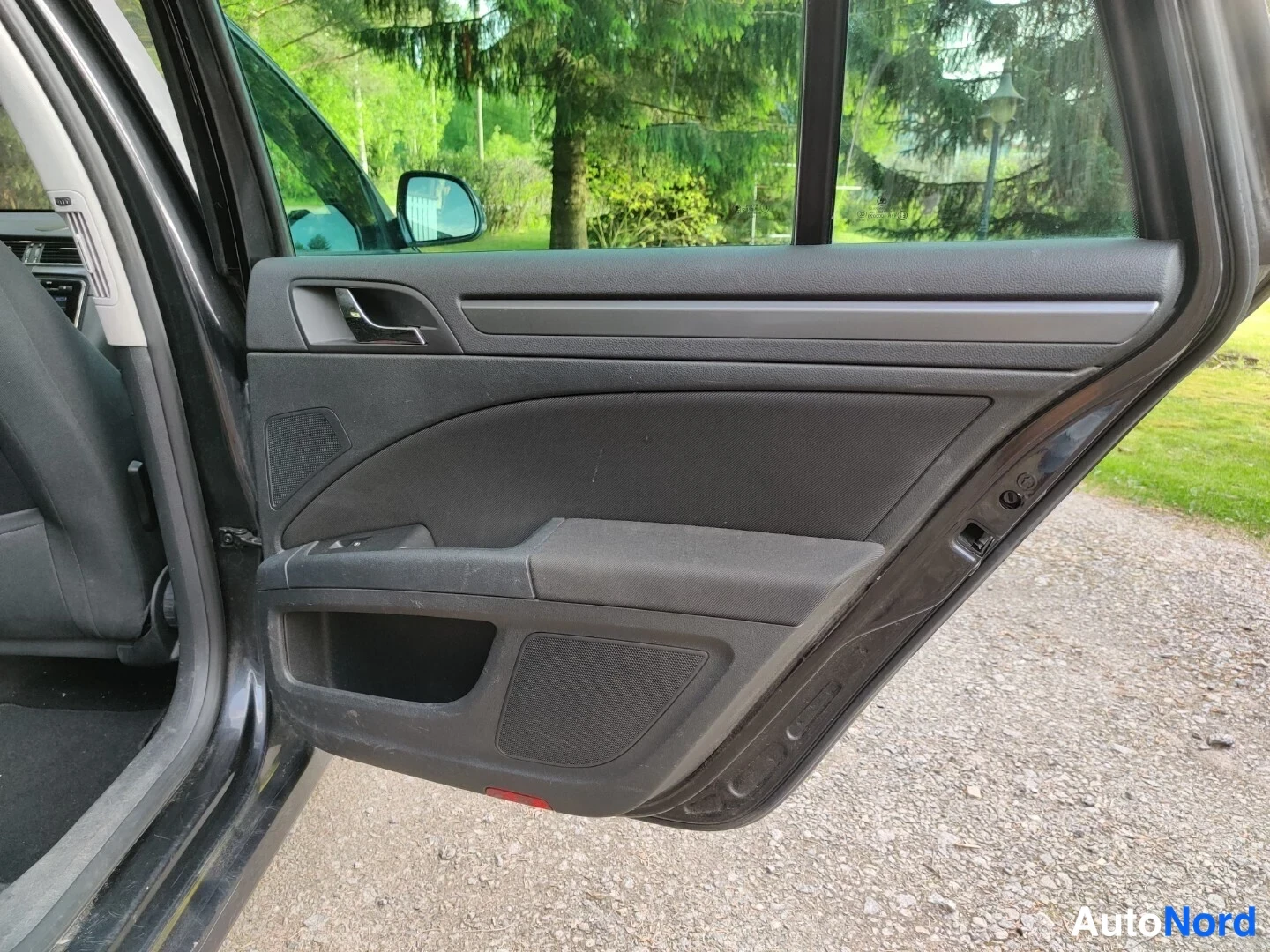 Musta Skoda Superb 2011, yksityiskohta, kuva 32