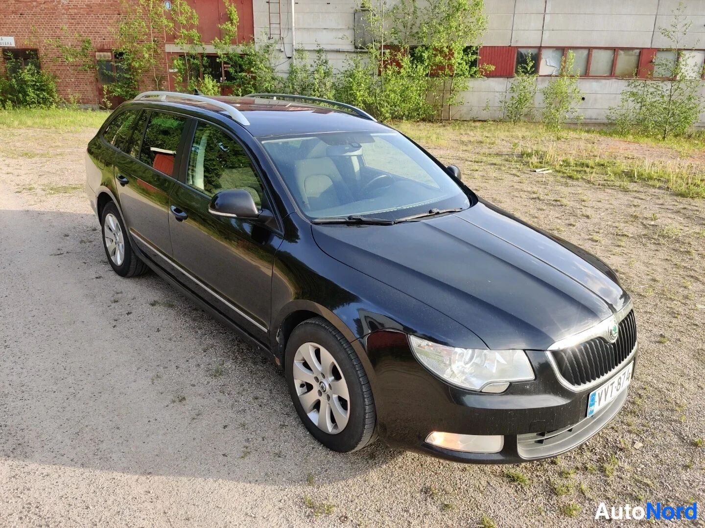 Musta Skoda Superb 2011, etuviisto, keula vasemmalle, kuva 4