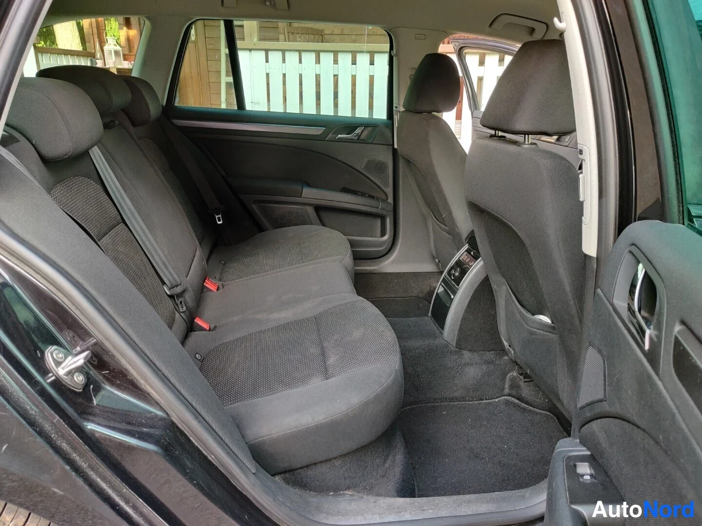 Musta Skoda Superb 2011, takaistuimet, kuva 28