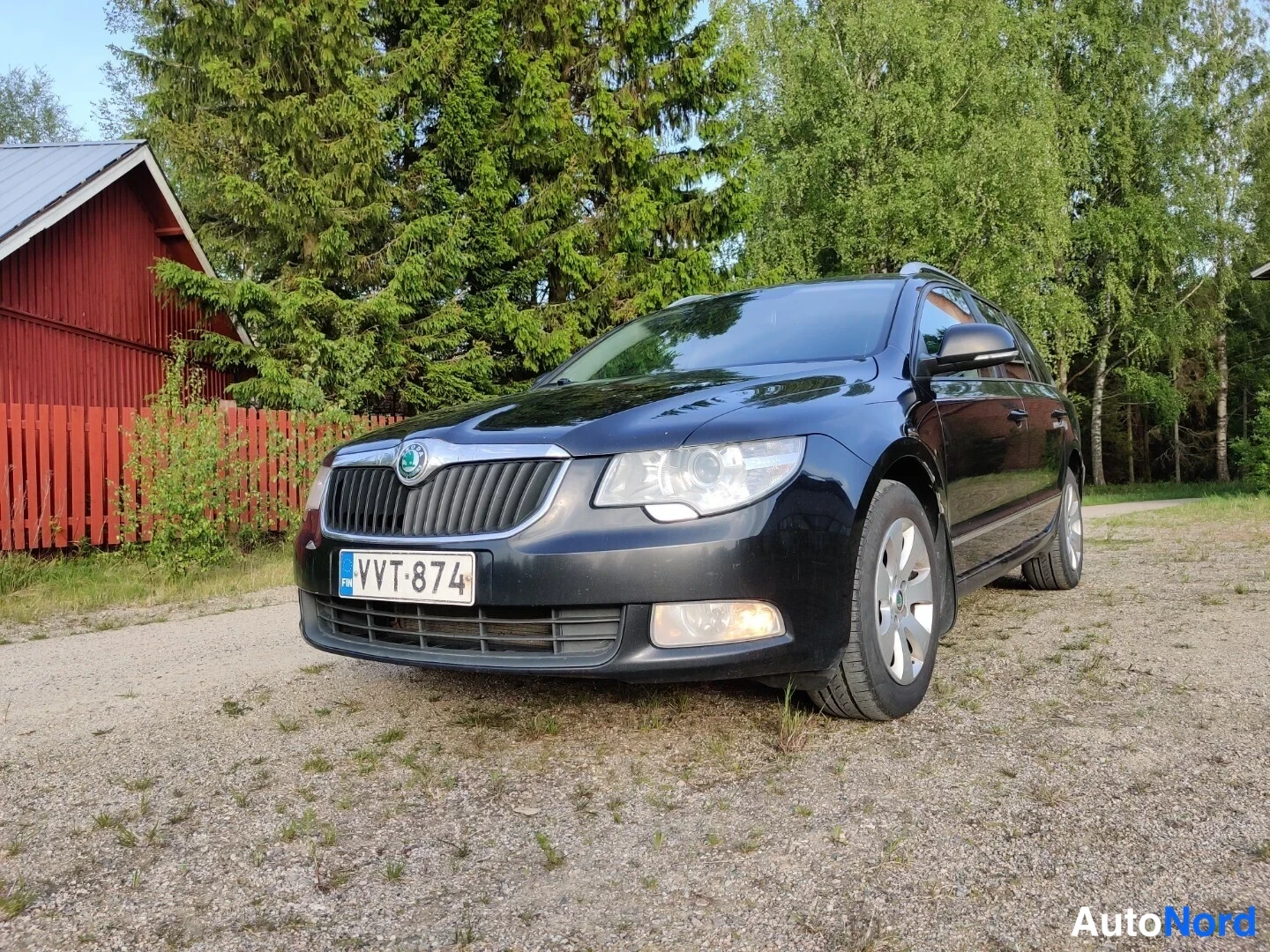 Musta Skoda Superb 2011, etuviisto, keula vasemmalle, kuva 9
