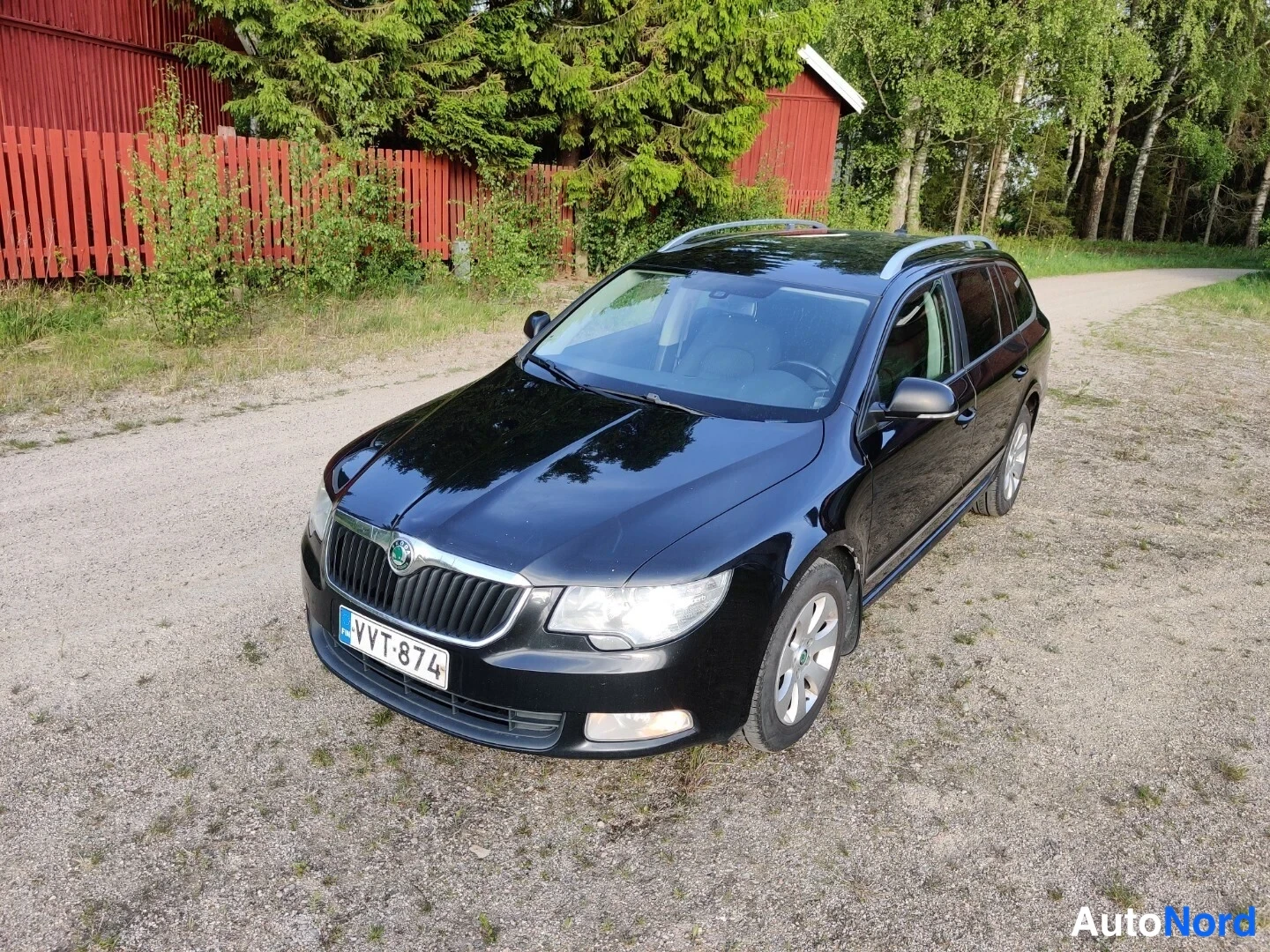 Musta Skoda Superb 2011, etuviisto, keula vasemmalle, kuva 7