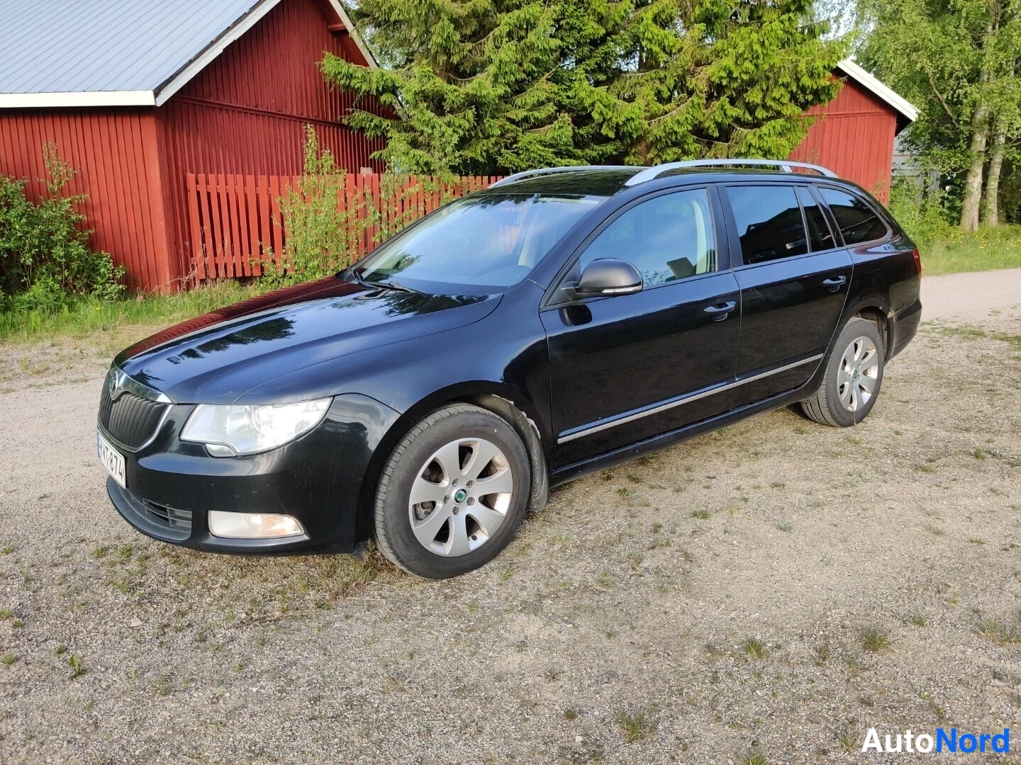 Musta Skoda Superb 2011, etuviisto, keula vasemmalle, kuva 8