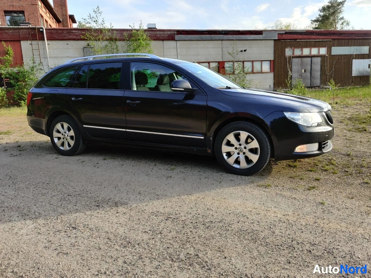 Musta Skoda Superb 2011, etuviisto, keula oikealle, kuva 10