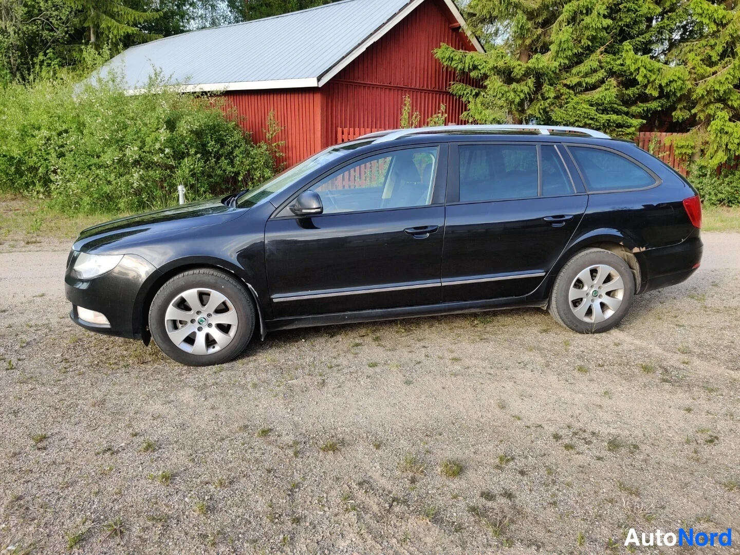 Musta Skoda Superb 2011, etuviisto, keula vasemmalle, kuva 5