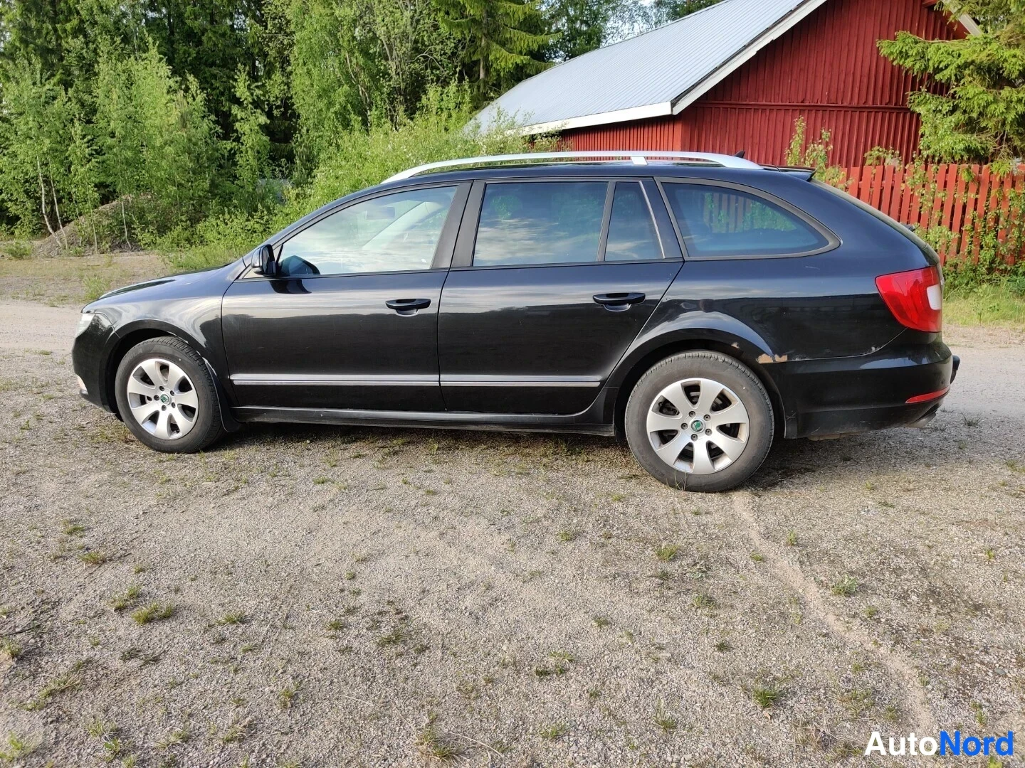 Musta Skoda Superb 2011, etuviisto, keula vasemmalle, kuva 6